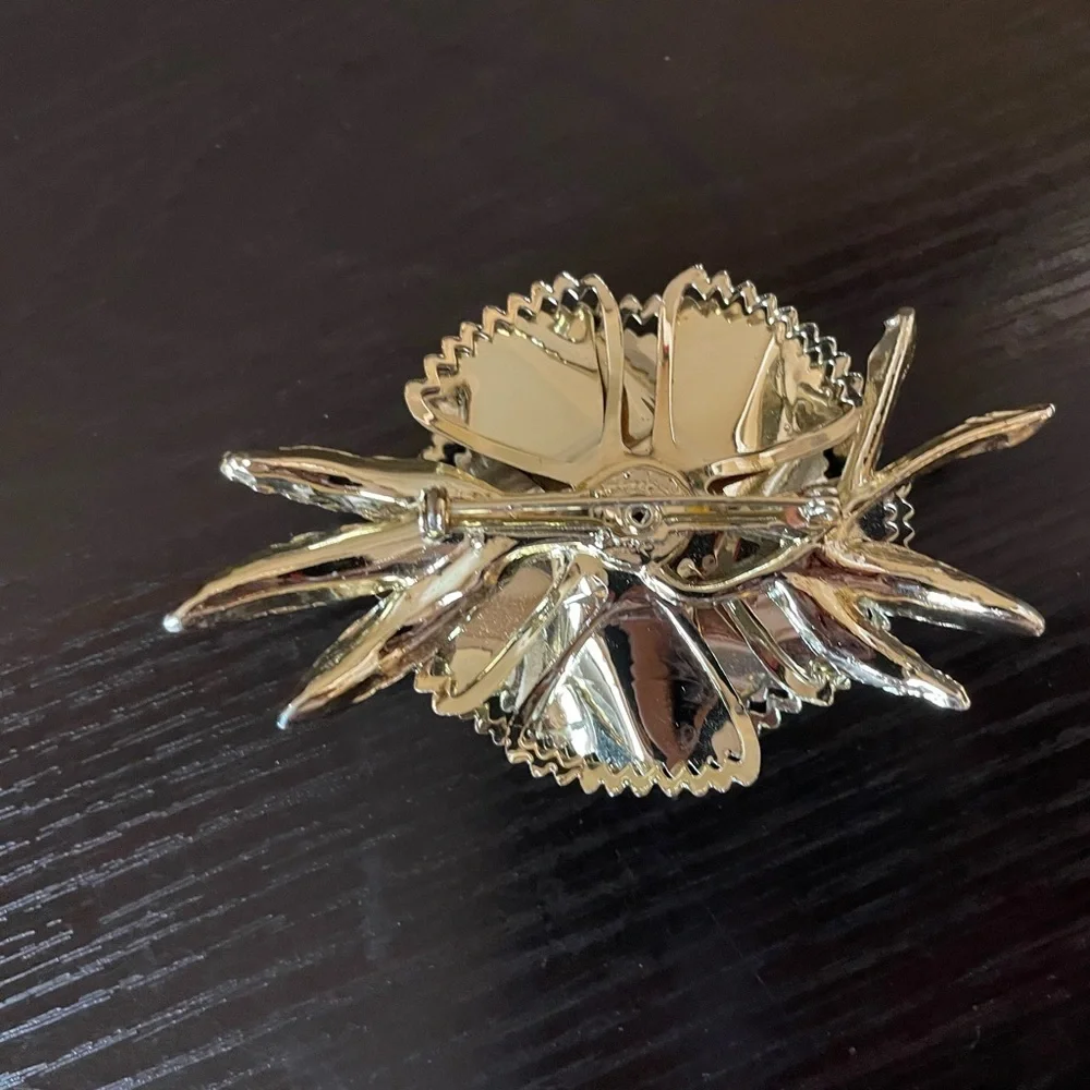 Goldtone Vintage Pearl Flower Brooch